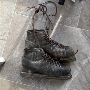 1940s primitive ladies Ice Skates vintage leather Daoust ice skates